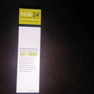 Niacin-Powered Exfoliating Serum - White and Green